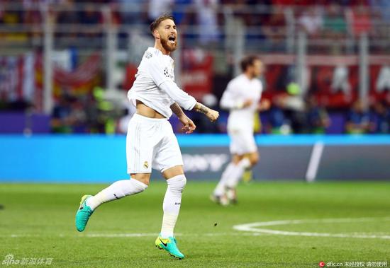 克罗斯左侧任意球斜传,贝尔前点背身头球一蹭,有越位嫌疑的拉莫斯抢