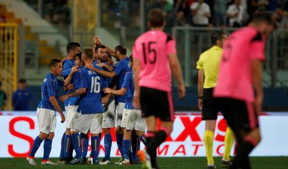 佩莱与队友庆祝进球