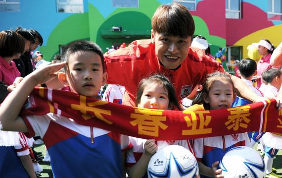 亚泰将士走进幼儿园与孩子欢度六一