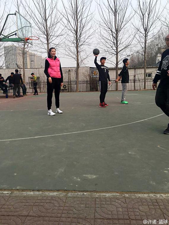 邓超与许诺一起打球