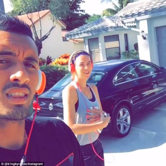 克耶高斯和女友遛狗