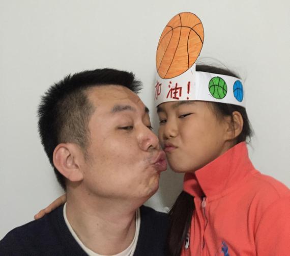 由于卢月霞常年奔波巡回赛，沈一凡平日都是父亲作陪