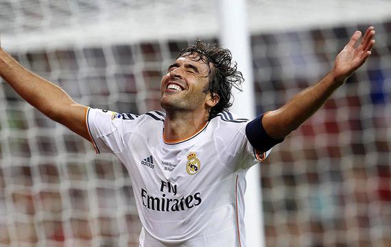 劳尔以退役球星的身份，重返皇马踢球