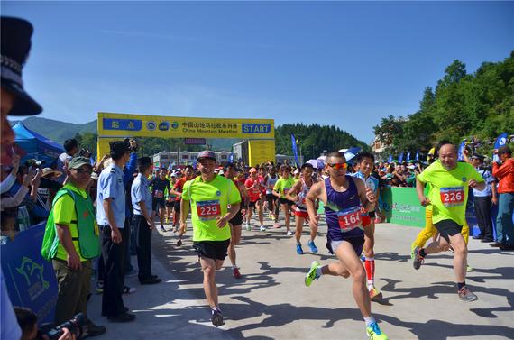 攀岩世界冠军（229号）与中国登山队队长王勇峰（226号）齐头并进领跑迷你山马团队 摄影：于峰