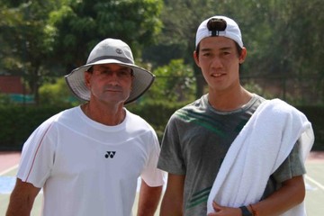 莎娃前教练和锦织圭合影