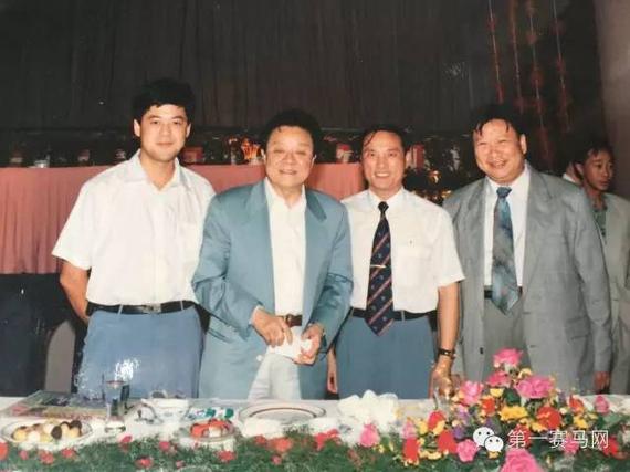 时任广州赛马娱乐总公司总经理、广州市政府副秘书长、广州赛马会常务副主席兼秘书长黄启桓（右一）、香港著名马评人董骠（左二）、中国内地著名马评人陈彼德（左一）