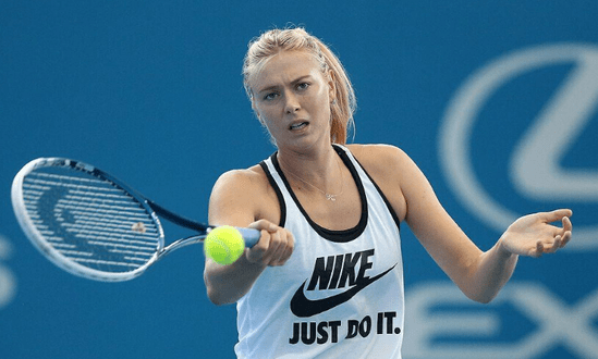 莎娃持海德球拍