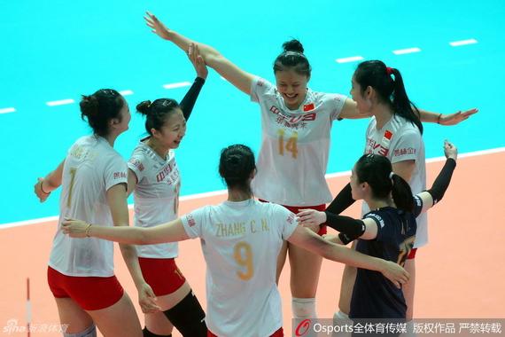 14号19岁的龚翔宇与队友庆祝