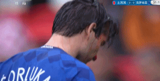 血一滴滴的洒在绿茵场上