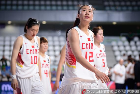 中国女篮队员懊恼离场