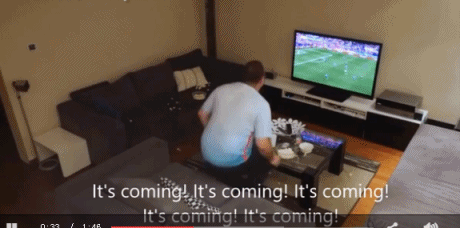 爆笑!死忠球迷遭女友恶搞 被逼疯砸烂电视(gif)