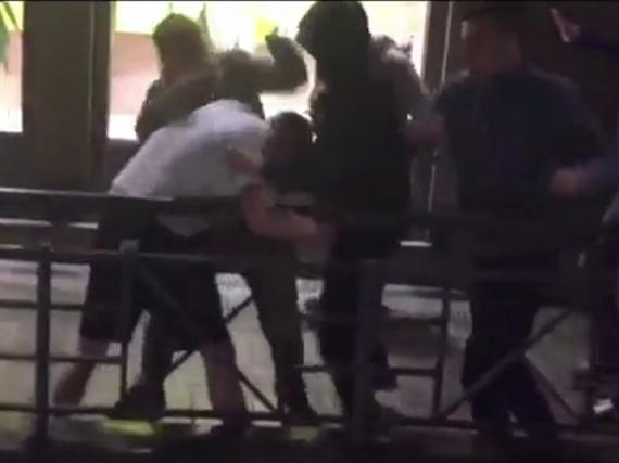 视频-惨！英格兰落单球迷遭俄罗斯流氓组织毒打