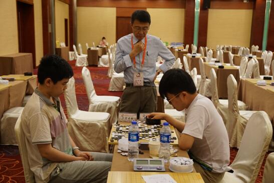 围丙徐进初段（吉林省围棋协会）和王音灵水初段（杭州天元大厦）的比赛最晚结束，裁判长吕国梁在观战