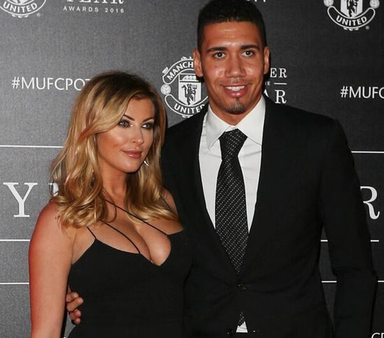 新浪体育讯  在欧洲杯太太团中,英格兰后卫斯莫林的女友sam cooke格外