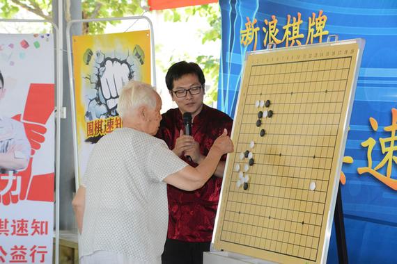 老奶奶自己下出“抱吃”