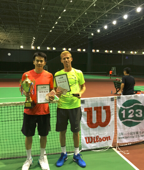 前北京队李铮(左)击败李娜陪练(右)夺冠