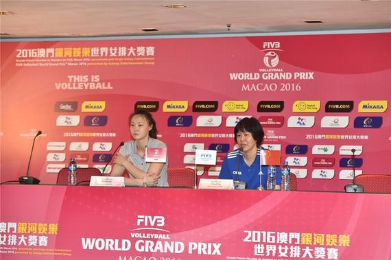 郎平和惠若琪出席赛后发布会