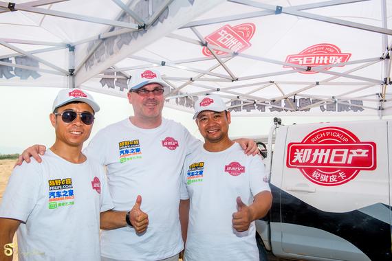 郑州日产领导与主力车手鹿丙龙、宋海涛合影(荷包兔子/摄)