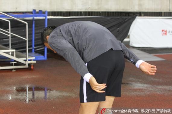 杜威赛后含泪向绿城球迷鞠躬