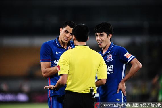 莫雷诺、李建滨向裁判抗议