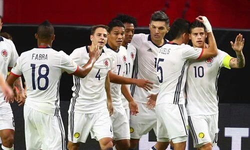 巴卡与队友庆祝进球