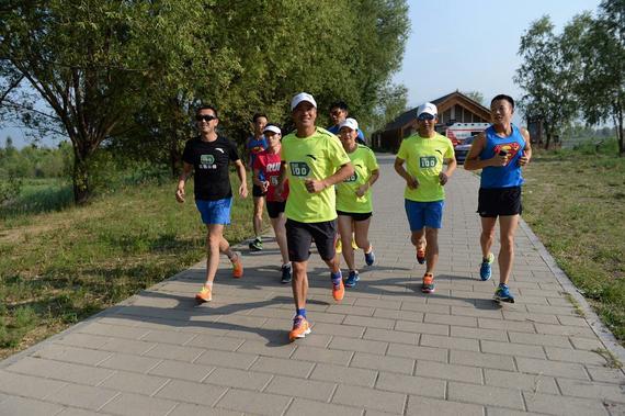 挑战100一起跑总决赛开跑，全国10强野鸭湖巅峰对决。