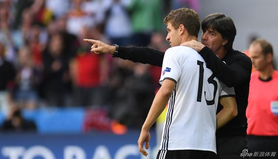 勒夫场边提点穆勒