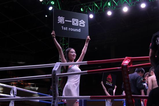 靓丽的举牌女郎