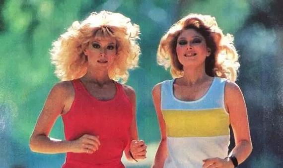 牛仔吊带高腰时尚！原来，跑圈才是真正的潮流圣地。