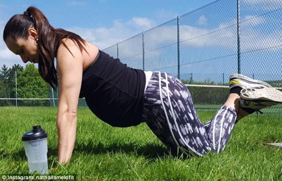 近日在社交媒体上上传了一则视频,记录了她在怀孕期间仍坚持举重锻炼