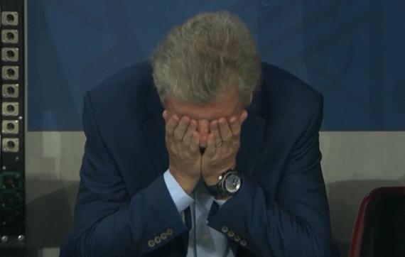 gif-瓦尔迪头球门将轻松没收 霍奇森场边绝望捂脸