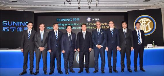苏宁控股集团董事长张近东与新一届国际米兰俱乐部董事会成员合影