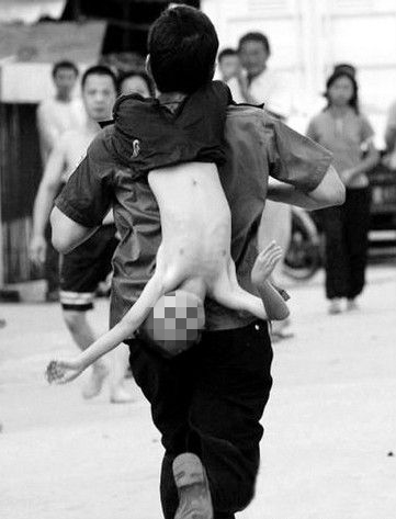 网传倒背跑步救人资料图