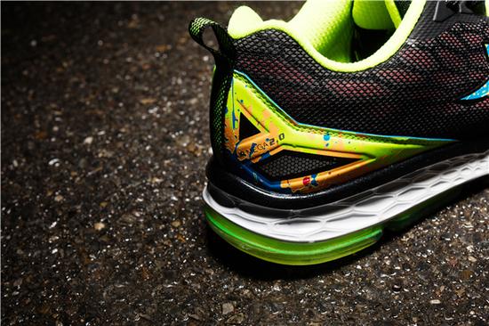 专为夜跑设计! 特步推出驭光科技跑鞋