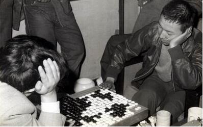 “盘上孙悟空”徐能旭一度受下赌棋的诱惑。图为1979年徐能旭和金寅下最强者战挑战者决定局。