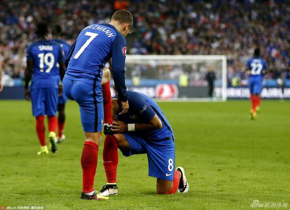 本场对阵冰岛 格列兹曼进球之后 帕耶又一次亲吻了格列兹曼的战靴