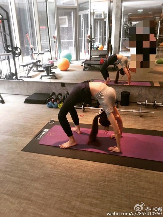 小g娜晒健身美照一字马劈叉又撅臀瞬间吸睛