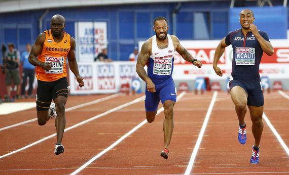 马蒂纳（左一）神奇逆转夺冠