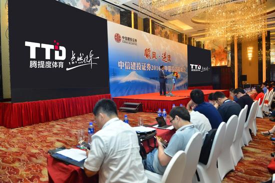 苏玲提到马拉松赛事首先要建立以跑者为中心的服务体系。