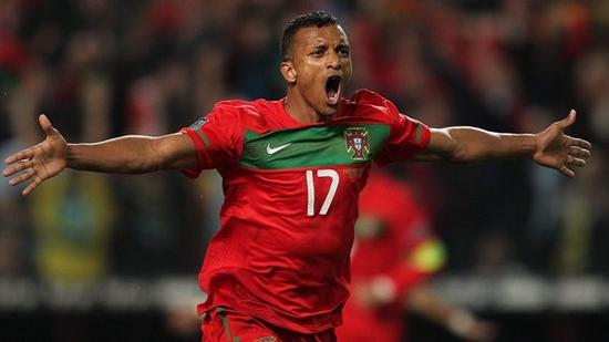 偶尔被主帅桑托斯派上场,但在俱乐部,他可是瓦伦西亚的首发主力球员