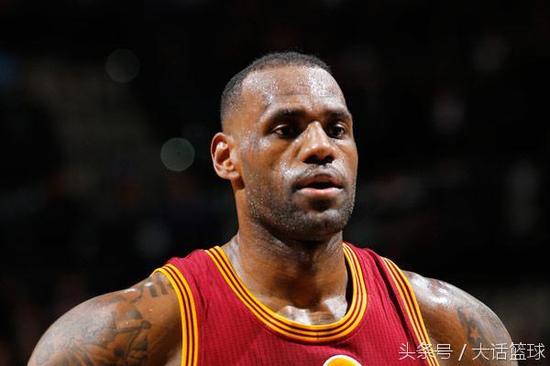 傻k给你普及下詹姆斯一年广告加薪水收入是7