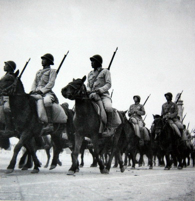 奔跑着的威严最可爱的人中国骑兵部队老照片