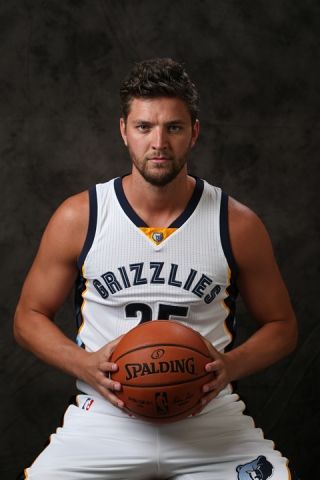 新浪体育讯  近日,nba球员钱德勒-帕森斯在宣布加盟孟菲斯灰熊队