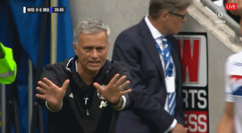 穆帅场边焦急指挥曼联战术gif