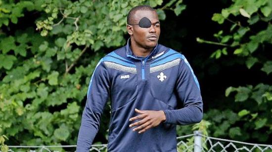 德甲队独眼训练 特制眼镜练抬头踢球(图)