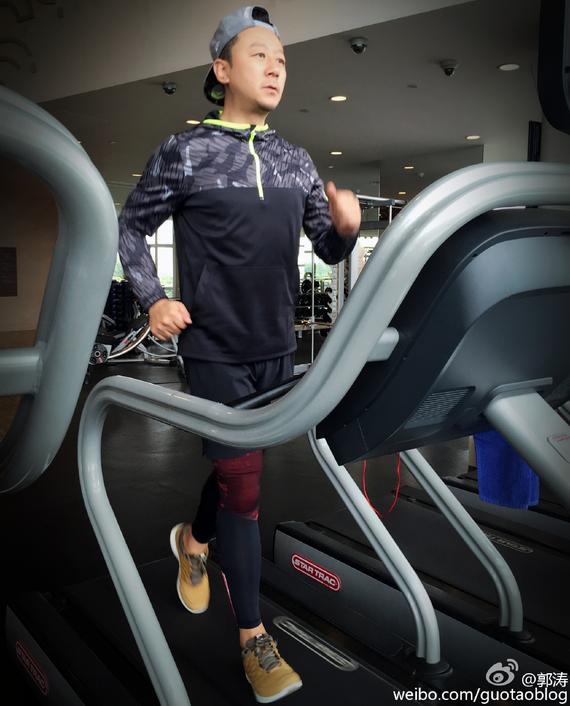 郭涛晒跑步机健身照