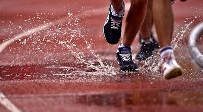 雨中跑步装备推荐：首选防水防滑材质，重视保暖细节。