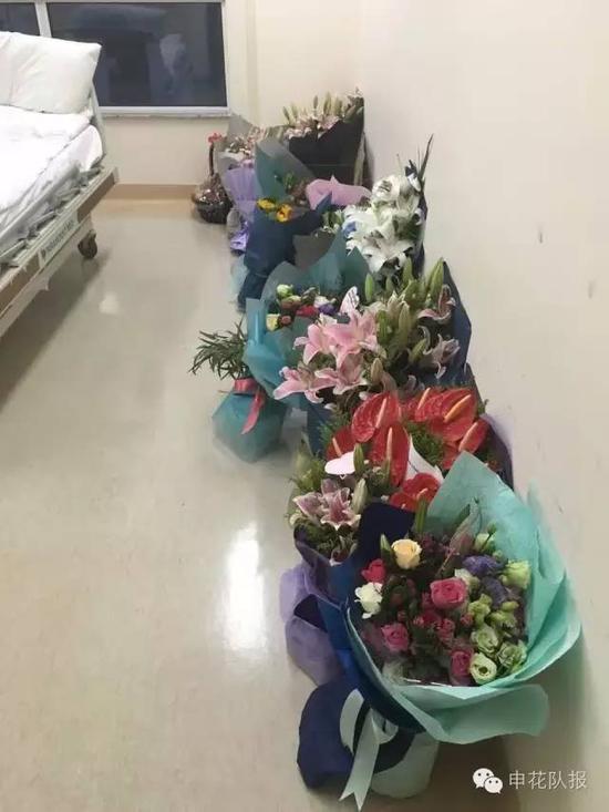 两天的时间里,登巴巴收到的鲜花,已经放满了他的重症监护室.