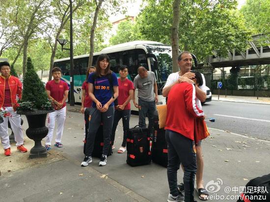 女足送别落选队员回国任桂辛获赠队服动情落泪