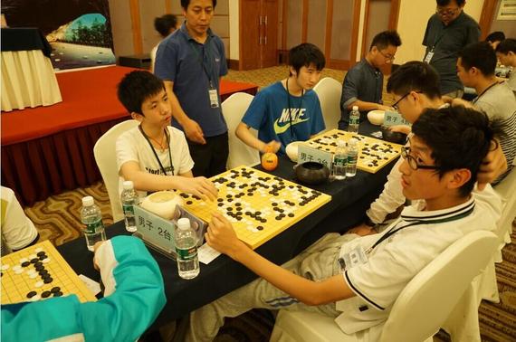 王星昊(左)9胜1负提前定段